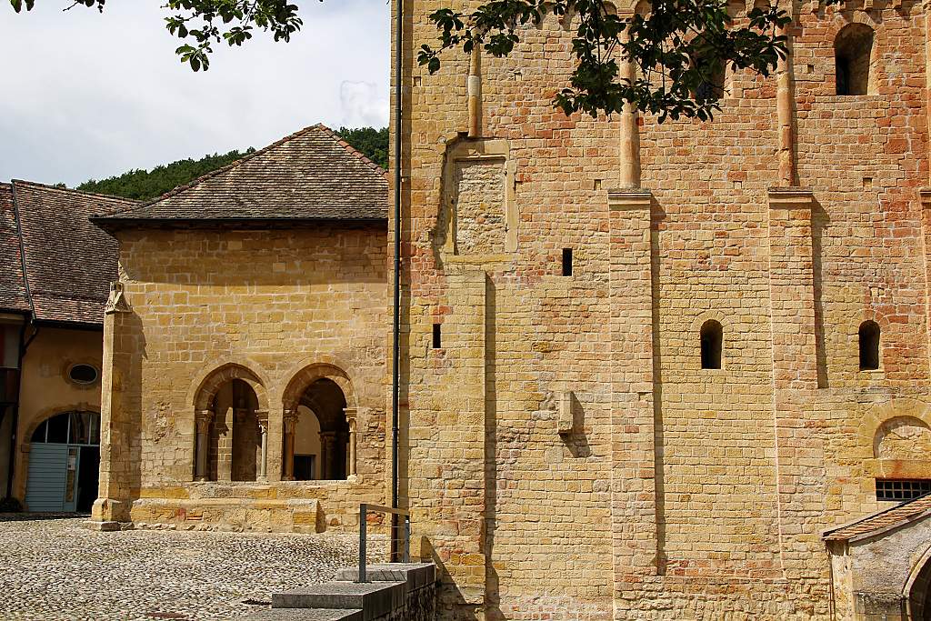 CH-Romainmotier-Abbaye-E550_2011-05-22_00022_0000.jpg