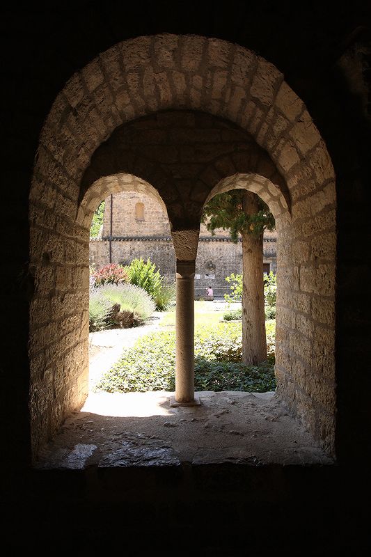 FR-Saint_Guilhem_le-Desert-Gellone-E5D_2011-07-15_0881.jpg