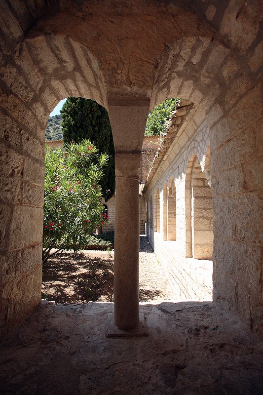 FR-Saint_Guilhem_le-Desert-Gellone-E5D_2011-07-15_0923.jpg