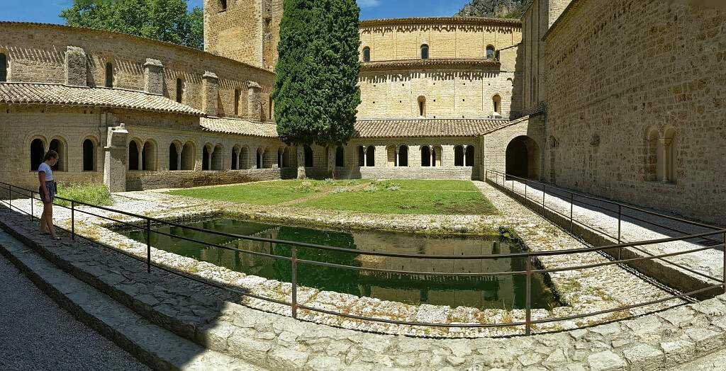FR-Saint_Guilhem_le-Desert-Gellone-PANO_20190731_134629.vr_DxO.jpg