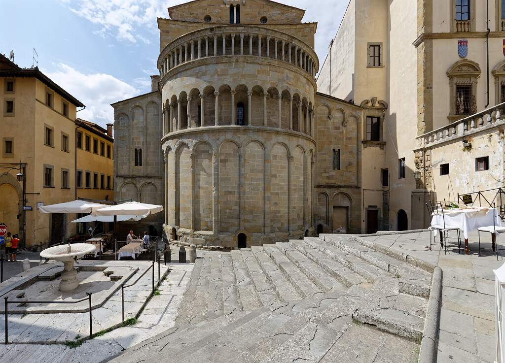 IT-Arezzo-Santa_Maria_della_Pieve-E6D_2015-08-23_6486_0001.jpg
