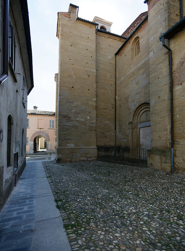 IT-Pavia-San_Michele_Maggiore-E6D_2016-08-15_9670.jpg